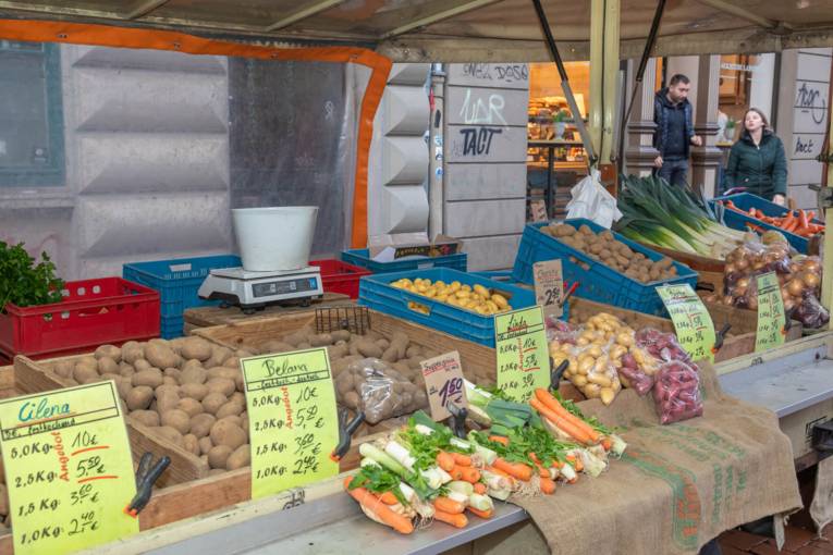 Frisches Gemüse auf dem Wochenmarkt auf dem Lindener Marktplatz.
